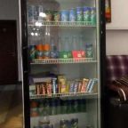 На ресепшен гости могут приобрести напитки и снеки.