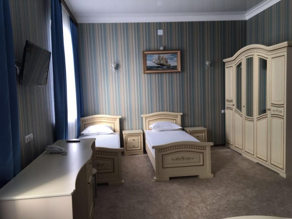 Трехместный (С основными удобствами и общей ванной комнатой) гостиницы Гранд Отель, Буденновск