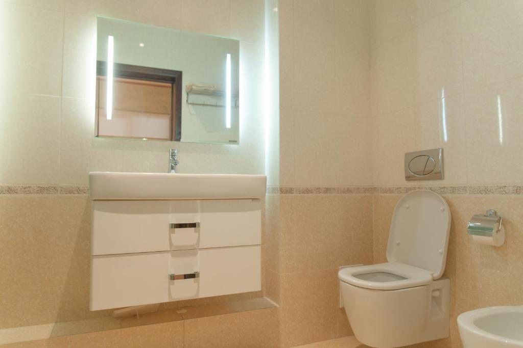 Двухместный (Двухместный номер с 2 отдельными кроватями и собственной ванной комнатой) отеля Рыцарский Двор, Патроны