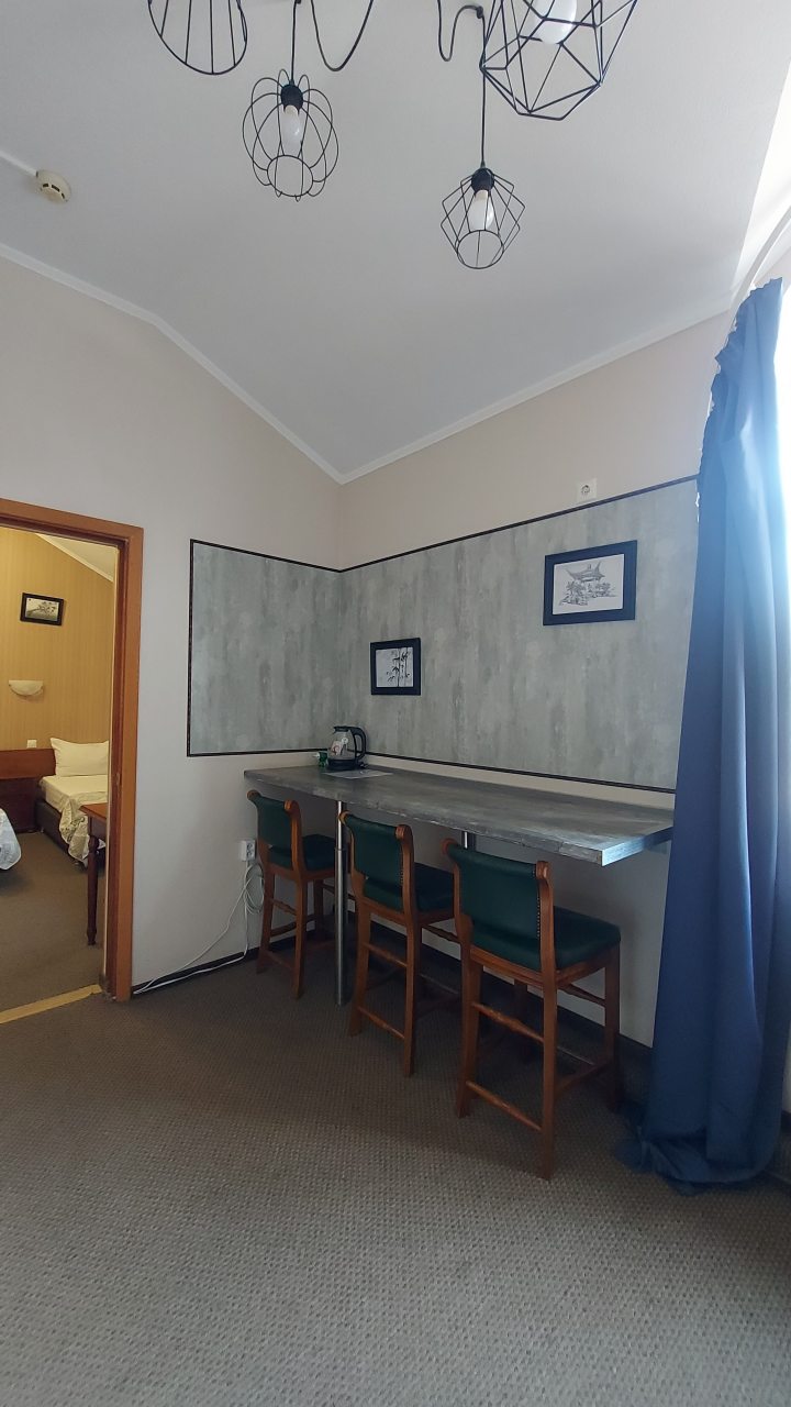 Полулюкс, Гостиница Континенталь