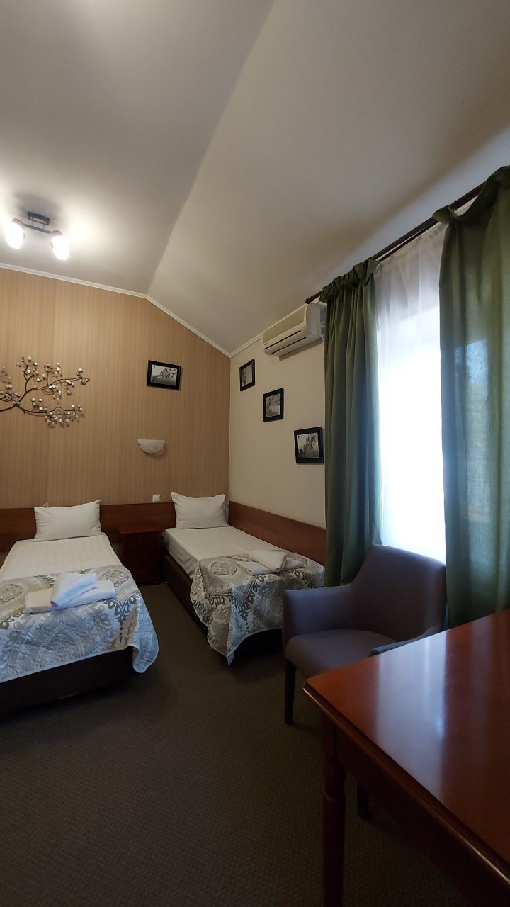 Полулюкс, Гостиница Континенталь