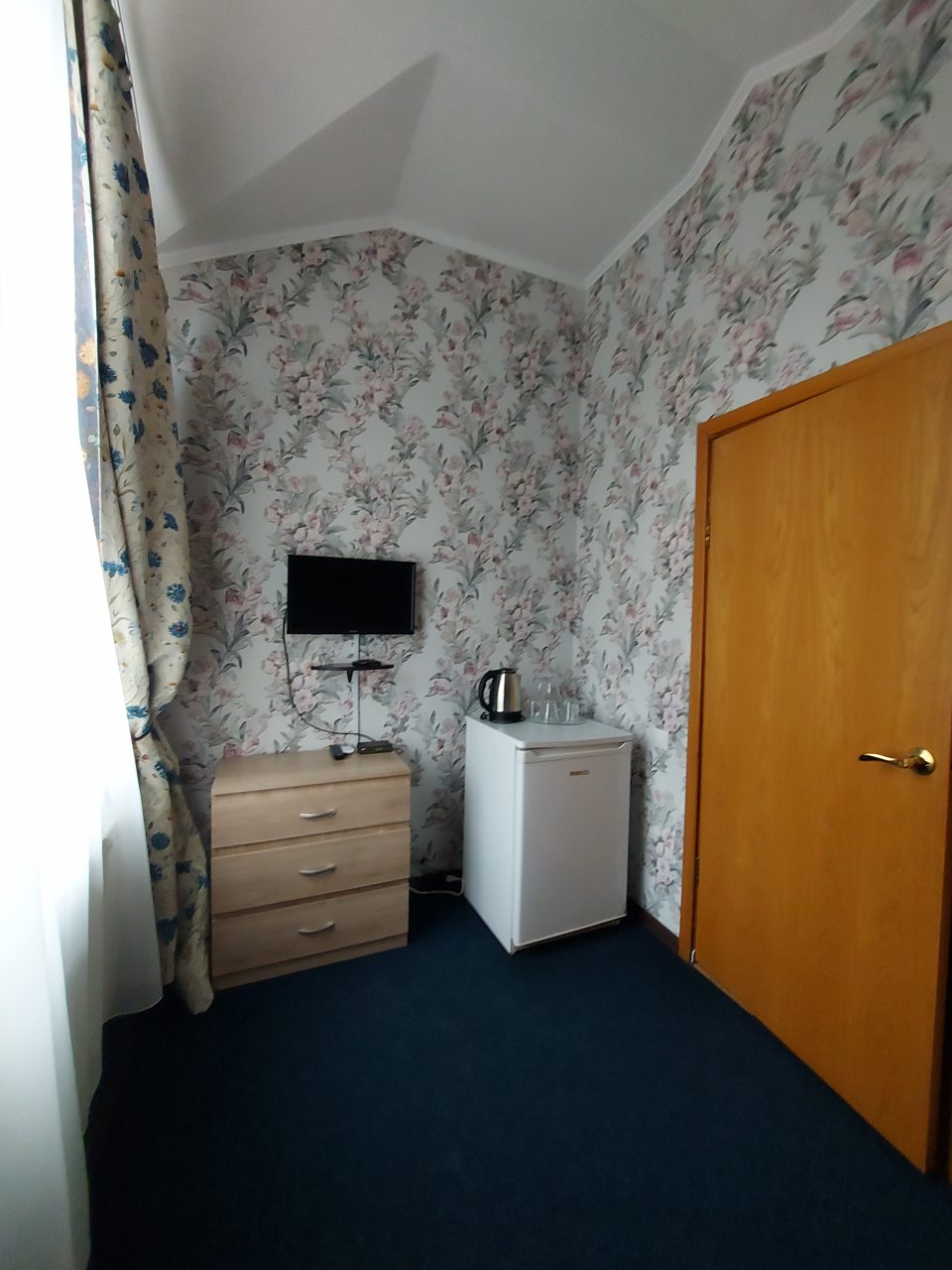 Полулюкс, Гостиница Континенталь