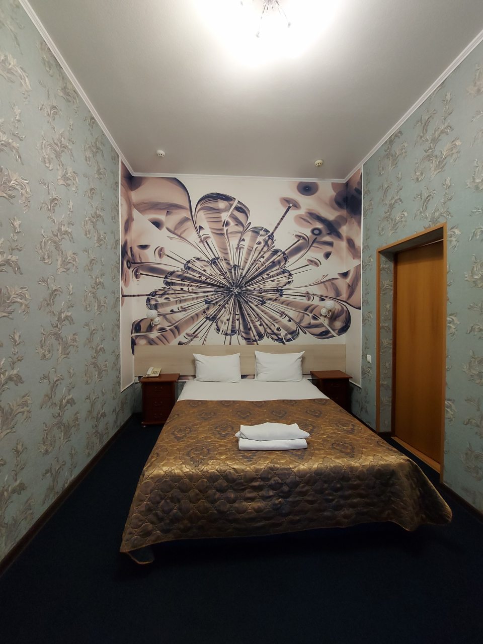 Полулюкс, Гостиница Континенталь