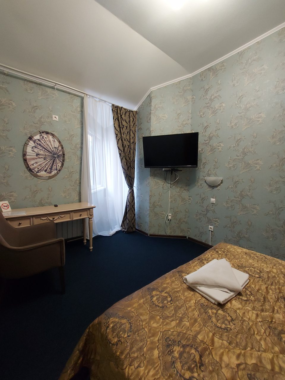 Полулюкс, Гостиница Континенталь