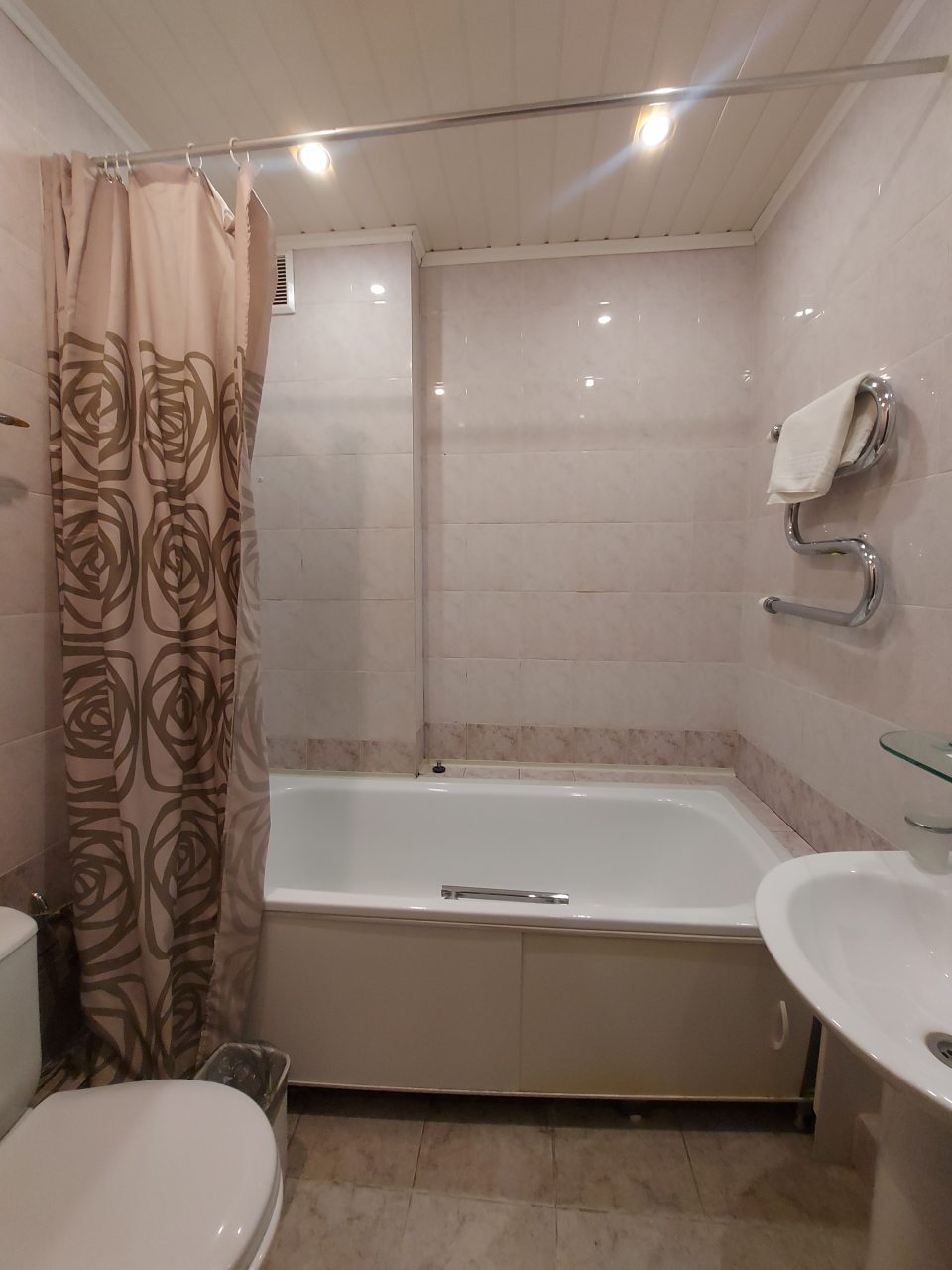 Полулюкс, Гостиница Континенталь