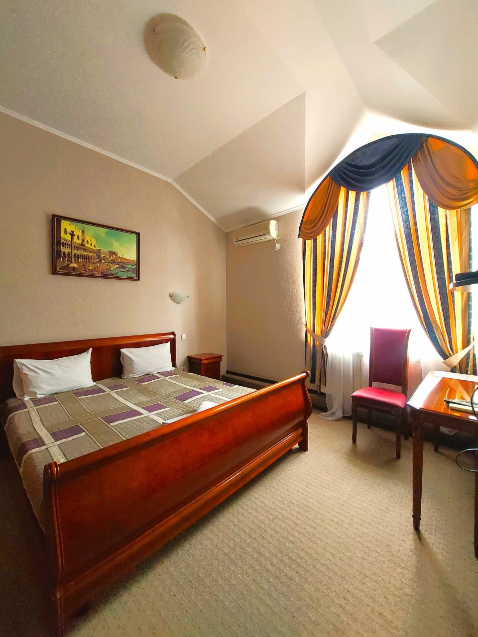 Люкс, Гостиница Континенталь