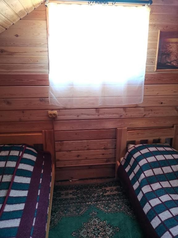 Двухместный (Двухместный номер с 2 отдельными кроватями и общей ванной комнатой) гостевого дома Ковчег Байкала, Сахюрта