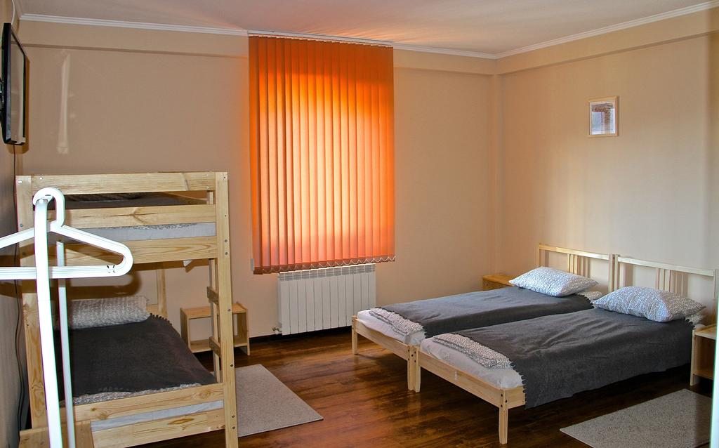 Номер (Кровать в общем четырехместном номере для мужчин и женщин) хостела Freeridefriends, Красная Поляна