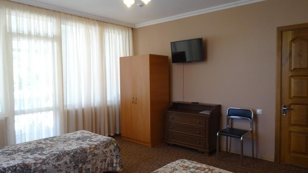 Номер (Односпальная кровать в общем номере с 2 кроватями) хостела Красная Поляна