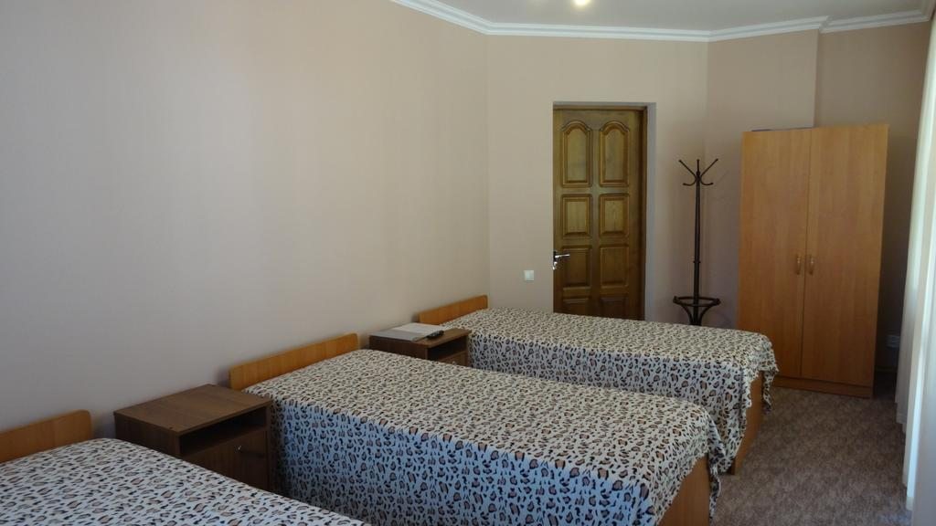 Номер (Односпальная кровать в общем номере с 3 кроватями и видом на горы) хостела Красная Поляна