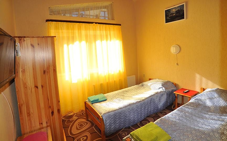 Двухместный (Двухместный номер с 2 отдельными кроватями и ванной комнатой) гостевого дома У Людмилы, Красная Поляна