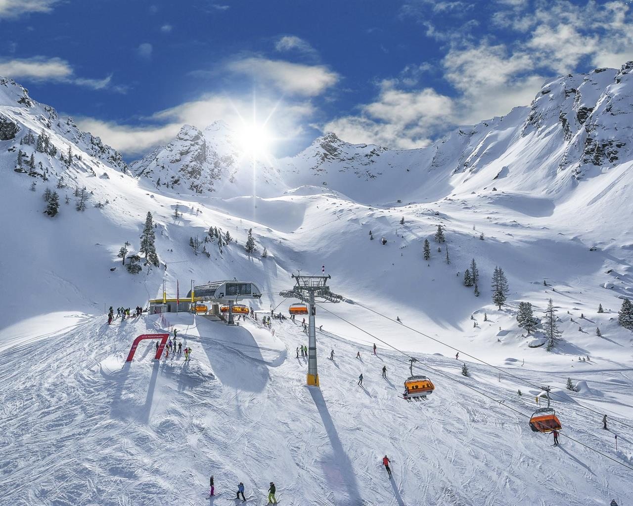 Канатные дороги склоны  недалеко от комплекса