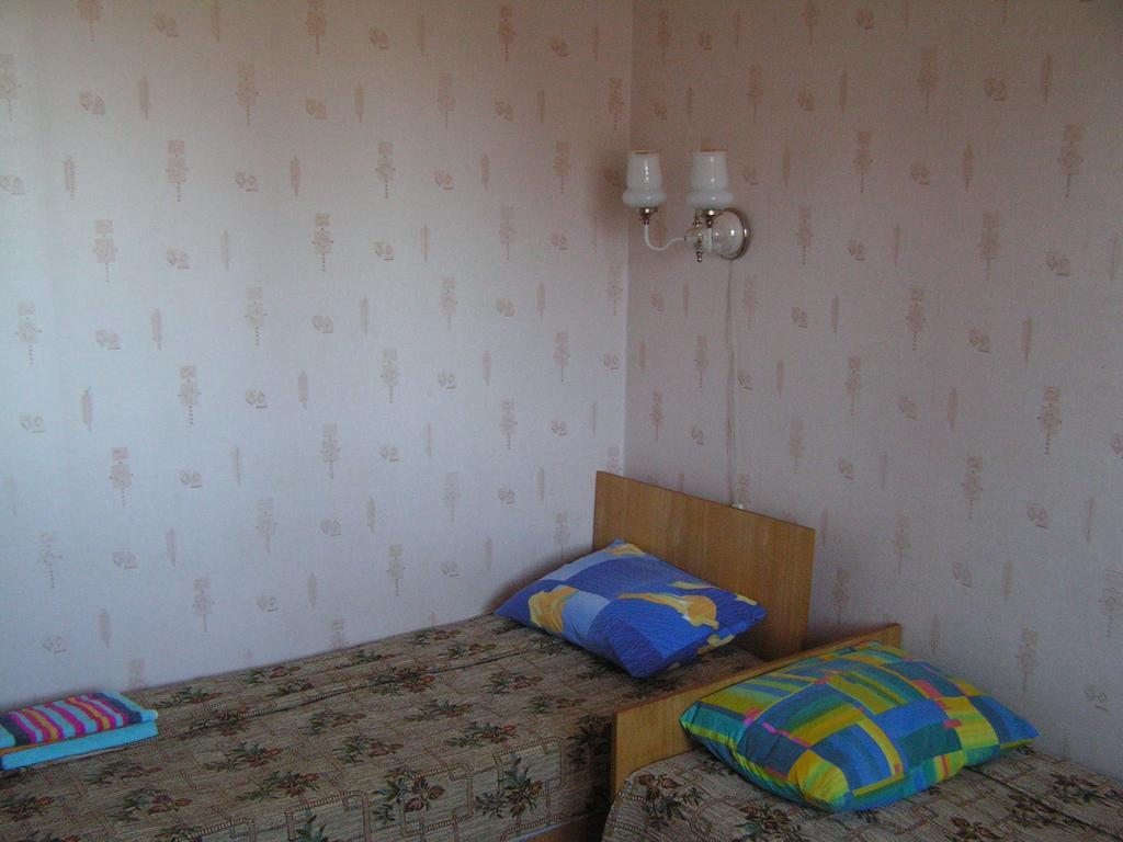 Двухместный (Двухместный номер с 2 отдельными кроватями и балконом) гостиницы Дом у Байкала, Северобайкальск