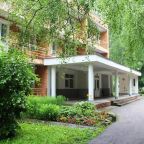 Фасад гостевого дома в парке-отеле "Пушкиногорье" в Пушкинских Горах.