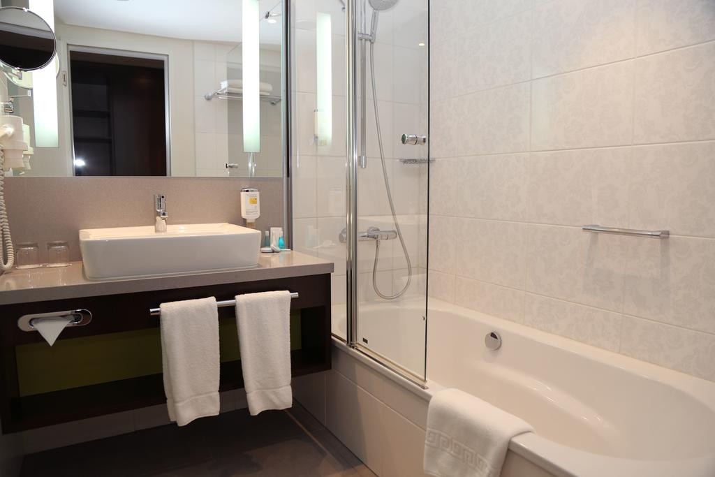 Ванная комната в номере гостиницы Амбассадор 4*, Калуга. Гостиница Амбассадор