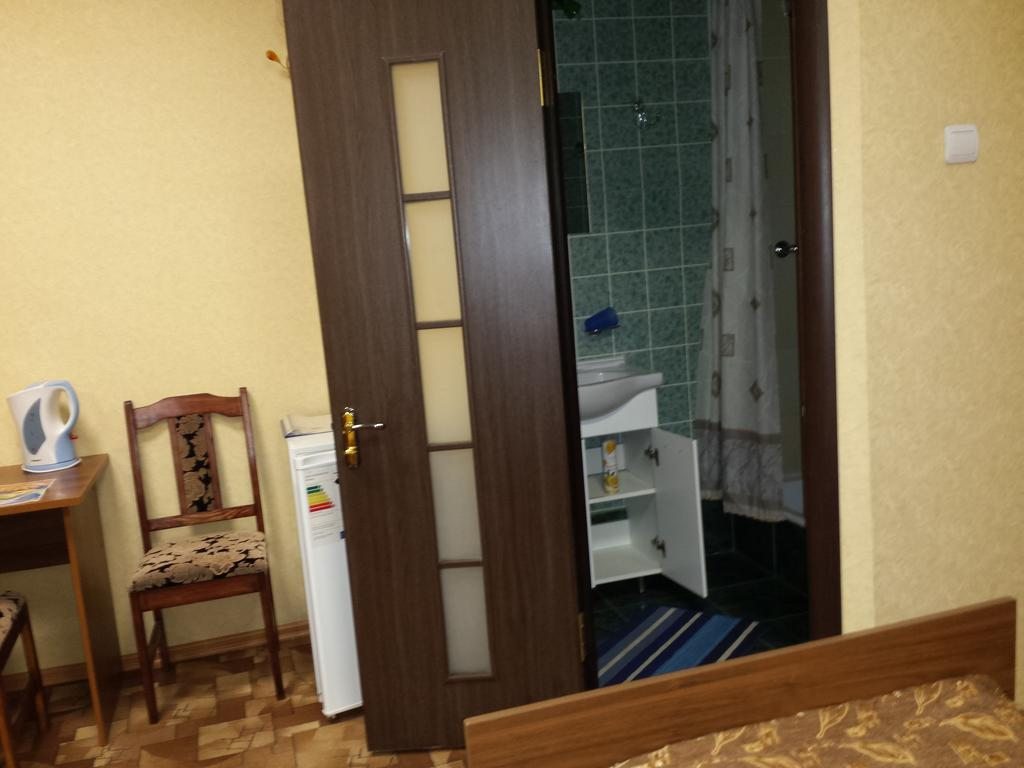 Трехместный (Трехместный номер с собственной ванной комнатой) гостиницы Лада, Кропоткин