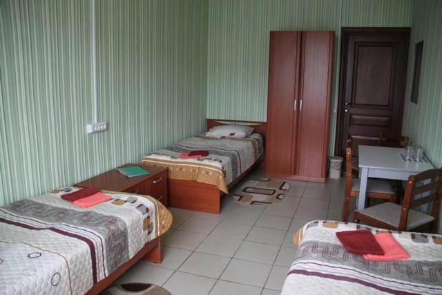 Трехместный (Трехместный номер с общей ванной комнатой) отеля 12 Месяцев, Печоры, Псковская область
