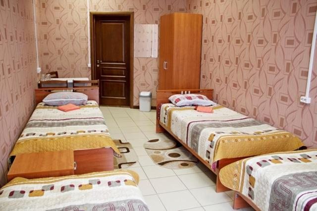 Четырехместный (Четырехместный номер с общей ванной комнатой) отеля 12 Месяцев, Печоры, Псковская область
