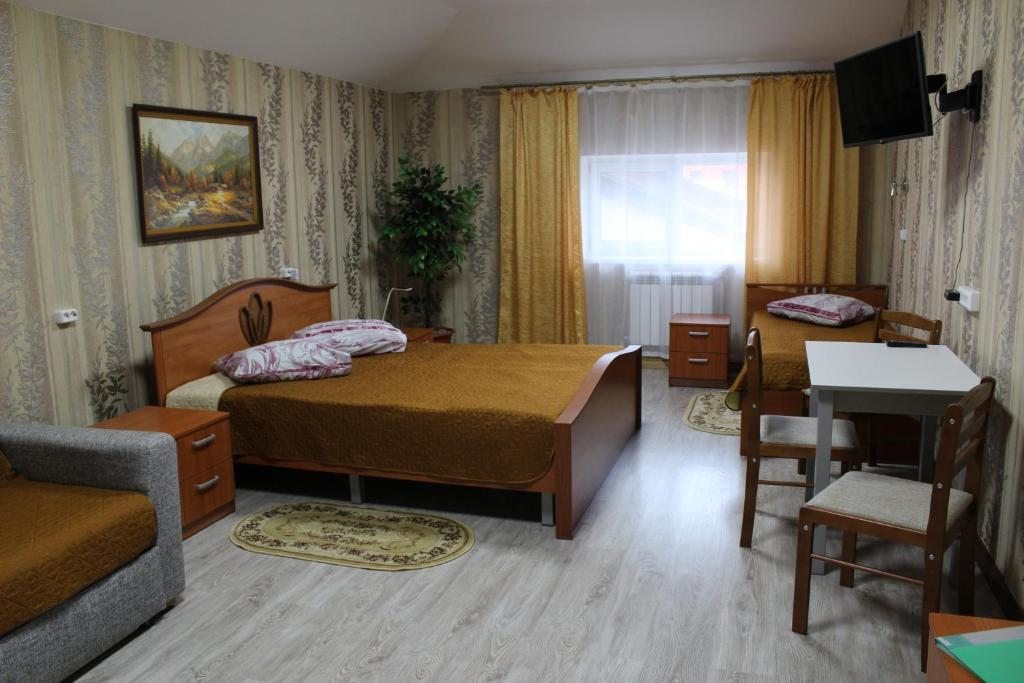 Трехместный (Трехместный номер с собственной ванной комнатой вне номера) отеля 12 Месяцев, Печоры, Псковская область