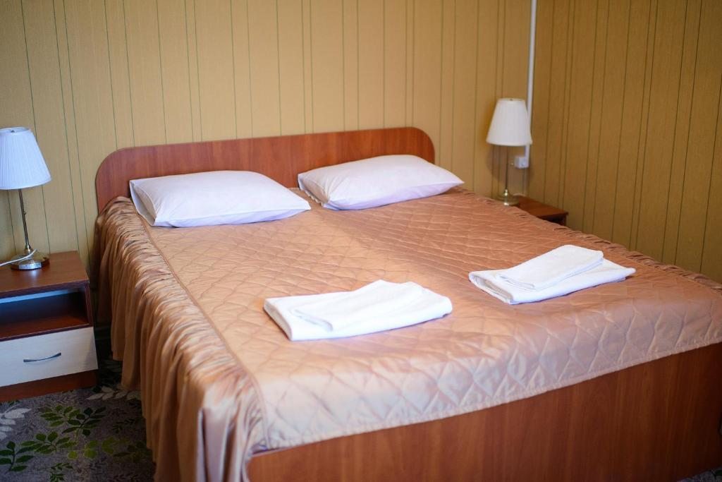 Двухместный (Улучшенный двухместный номер с 1 кроватью) мотеля Вояж, Печоры, Псковская область
