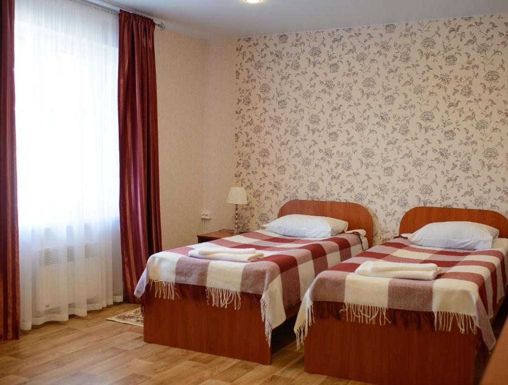 Двухместный (Улучшенный двухместный номер с 2 отдельными кроватями) мотеля Вояж, Печоры, Псковская область