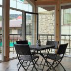 Крытый балкон-терраса с садовой мебелью