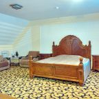 Двуспальная кровать, раскладной диван и кресло