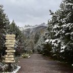 В окружении гор,в сердце леса.