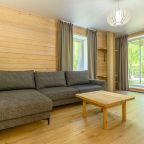 на первом этаже из гостиной выход в бассейн