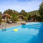 Подогреваемые 7 взрослых, 3 детских, крытый и джакузи