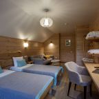 На берегу реки Катунь, в  лесопарковой зоне. Территория 8 га