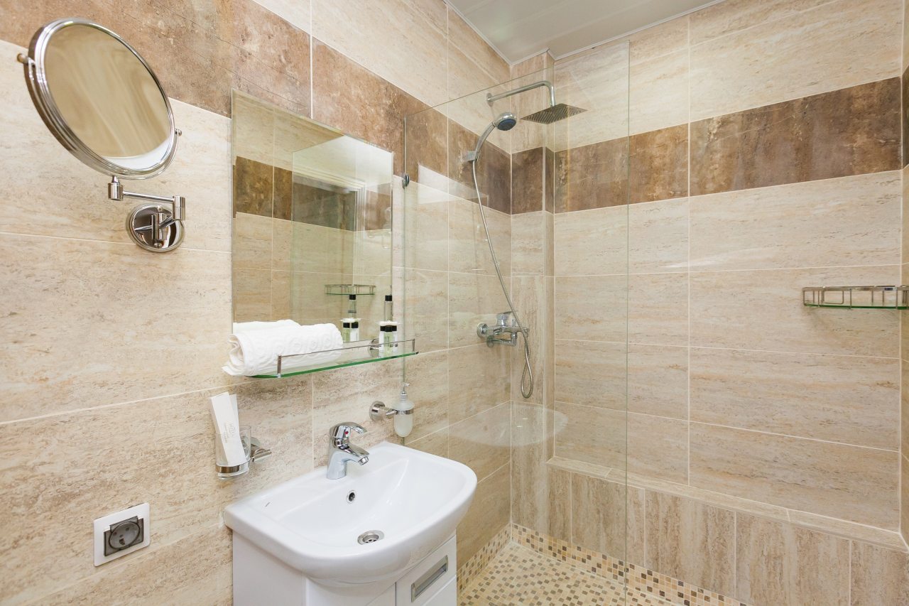 Душ, жидкое мыло, гель для душа, шампунь. Полотенца.