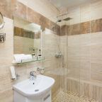 Душ, жидкое мыло, гель для душа, шампунь. Полотенца.