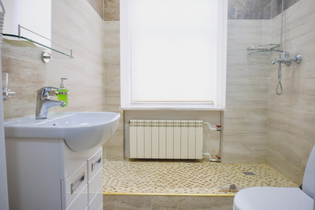 Душ, фен, полотенца, шампунь, гель для душа, жидкое мыло