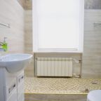 Душ, фен, полотенца, шампунь, гель для душа, жидкое мыло