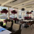 Летняя веранда . Открыта с апреля по ноябрь.