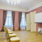 Конференц-зал. Площадь 40 кв м, вместимость до 30 человек