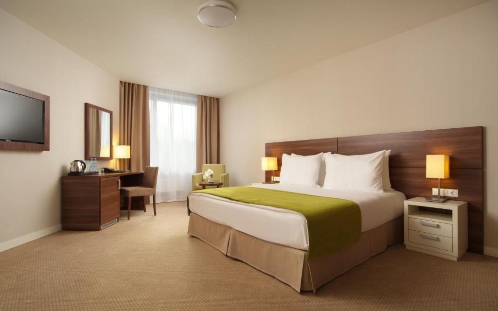 Двухместный (Улучшенный двухместный номер с 1 кроватью или 2 отдельными кроватями) отеля Parklane Resort and SPA, Санкт-Петербург