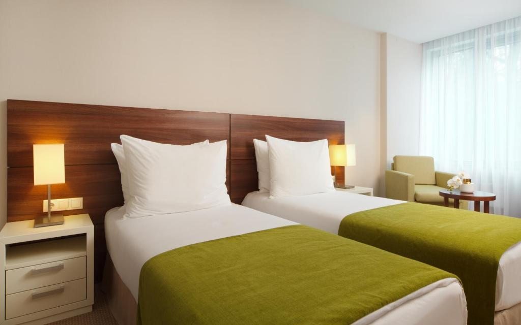 Номер с двумя раздельными кроватями в Parklane Resort and SPA, Санкт-Петербург. Отель Parklane Resort and SPA