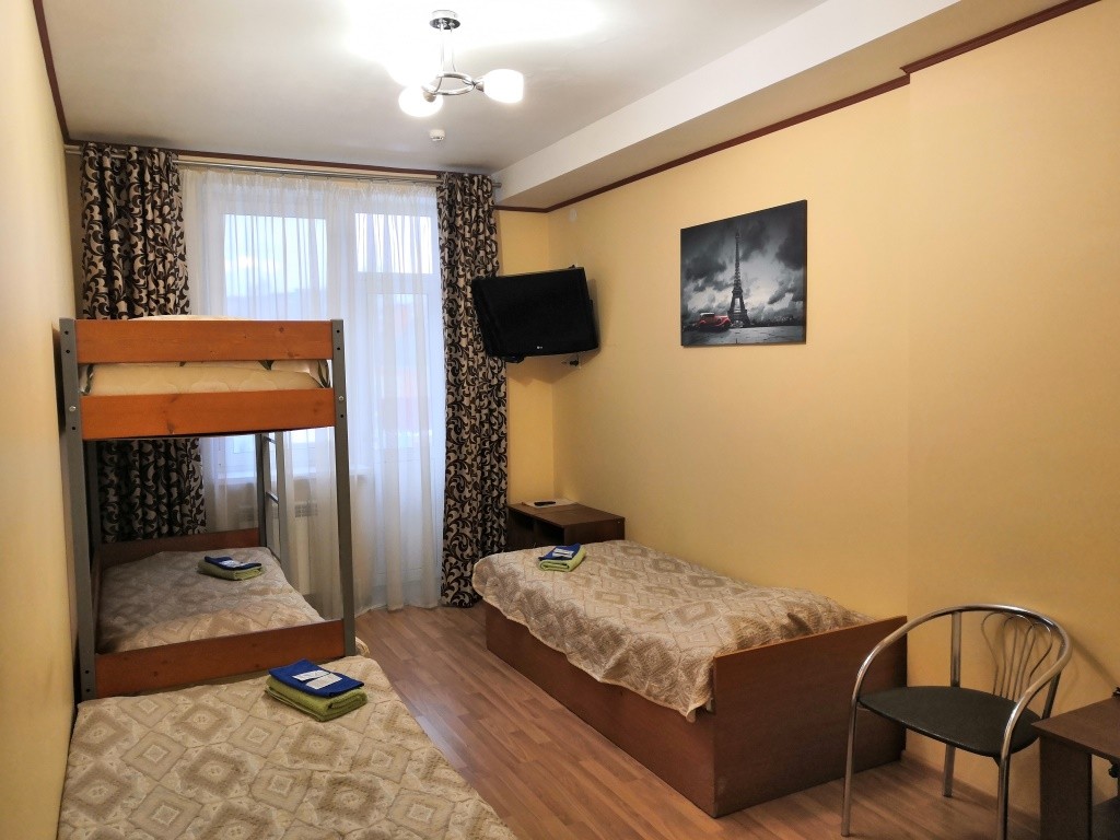 Четырехместный (Стандарт, С балконом) гостиничного комплекса Шарк-Отель, Ижевск
