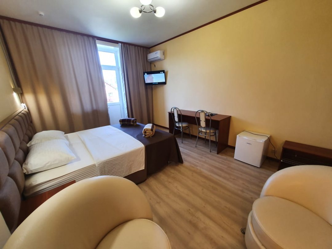 Четырехместный (Стандарт семейный улучшенный №30) гостиничного комплекса Шарк-Отель, Ижевск