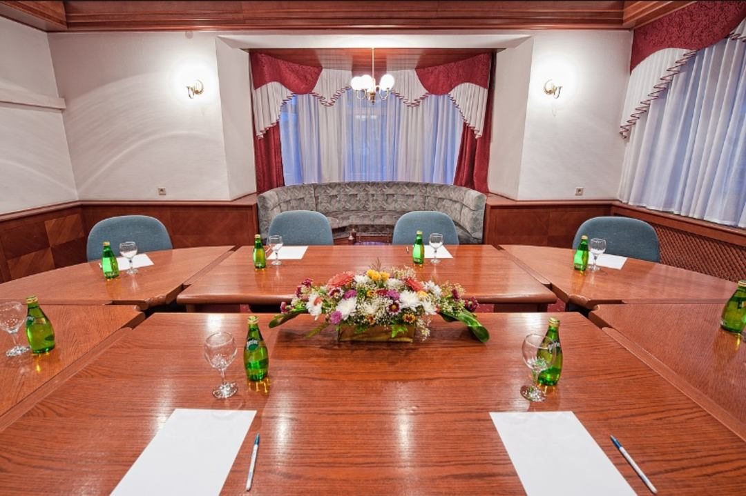 Комната переговоров, Отель Нефтяник
