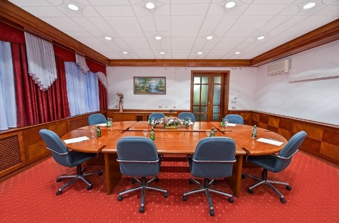 Комната переговоров, Отель Нефтяник