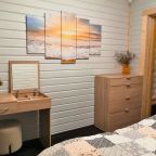 Номер оснащен туалетным столиком и комодом.