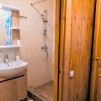 Санузел. Предоставляем жидкое мыло и туалетную бумагу