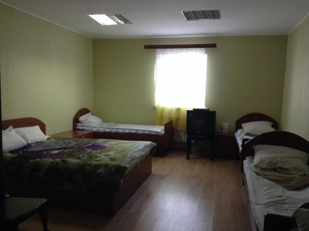 Номер (Кровать в общем 6-местном номере для мужчин и женщин) отеля Пит-Стоп, Ковров