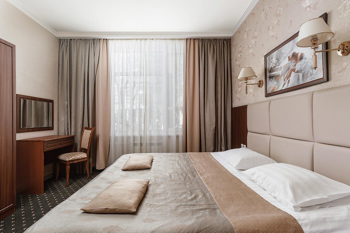 Двуспальная кровать.