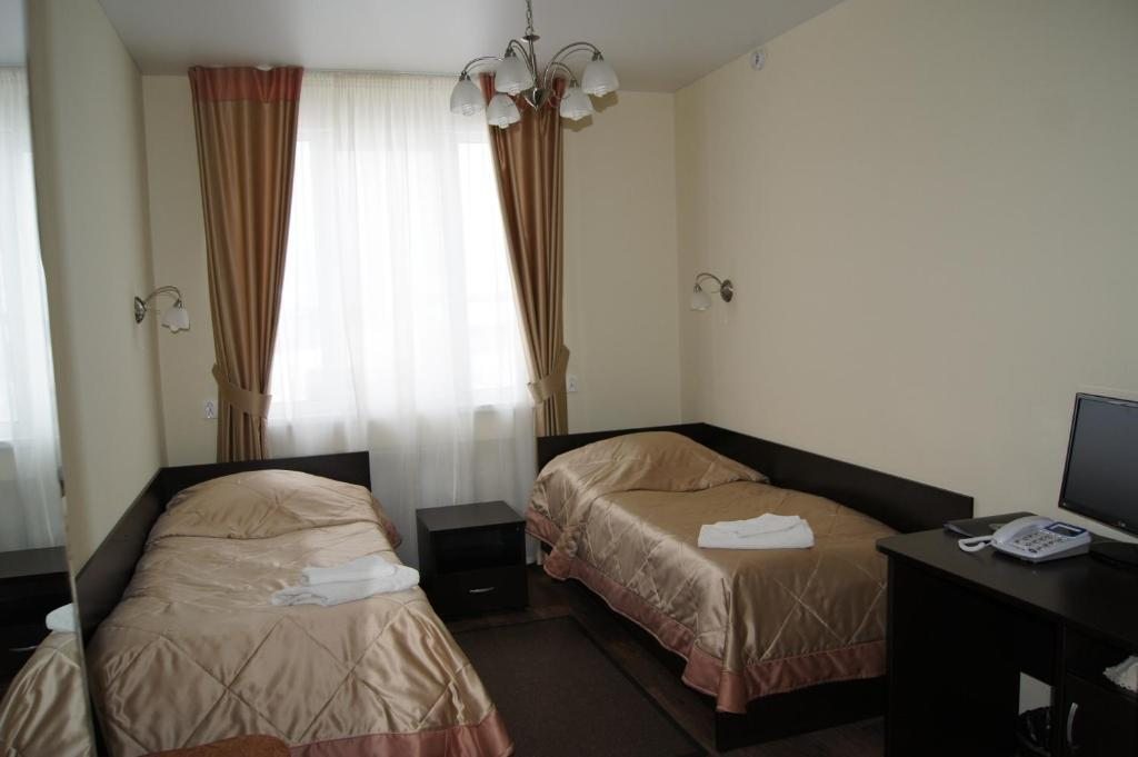 Двухместный (Двухместный номер с 2 отдельными кроватями и собственной ванной комнатой) отеля ТГК Колесо, Вельск