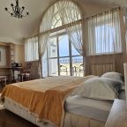 Студио (Золотой-мансарда с видом на море/без кухни), Апартаменты Буссе