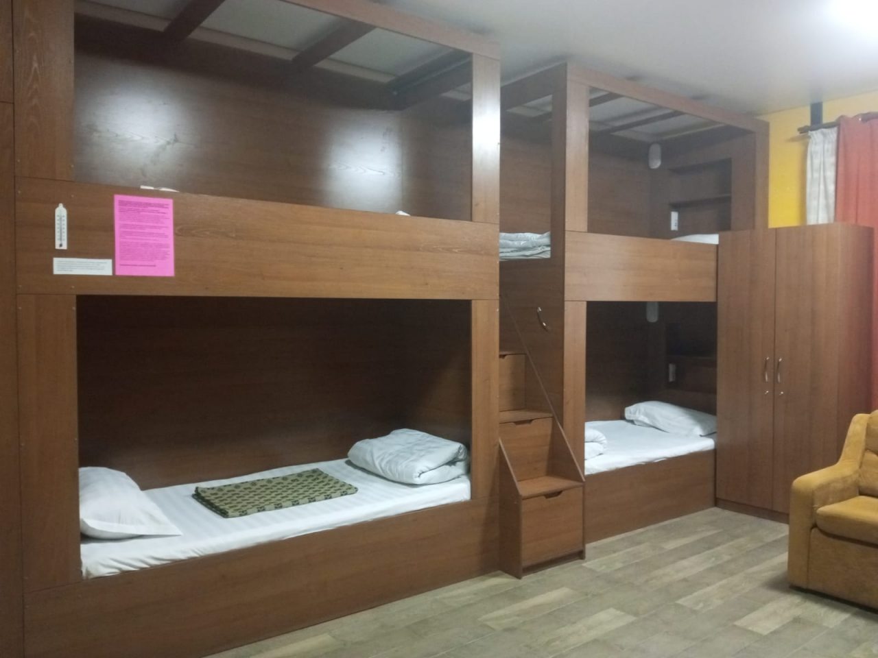 Восьмиместный (Кровать в общем 8 местном номере для мужчин) хостела Этно, Горно-Алтайск